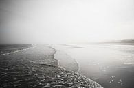 Zwart wit mistig strand landschap van Graphx thumbnail