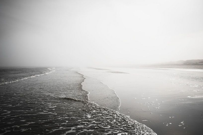 Zwart wit mistig strand landschap van Graphx