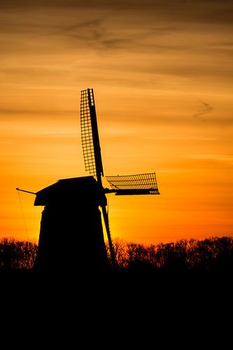 zonsopkomst met oude molen 02