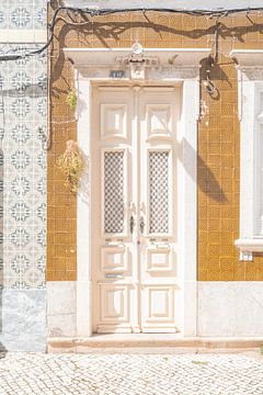 Witte Voordeur in Portugal van Henrike Schenk