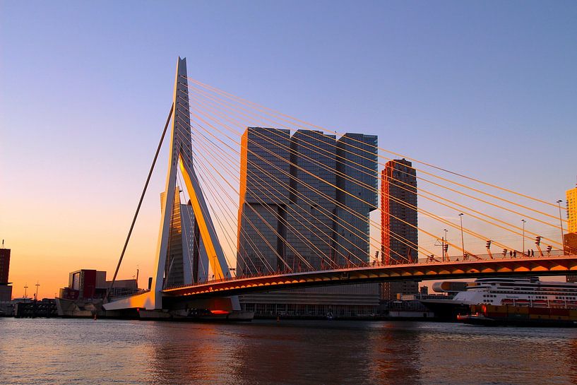 Zonsopgang Erasmusbrug, Rotterdam van Paul Schlüter