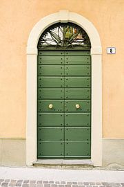 Green door in Iseo | Italy | Yellow | Colorful travel photography by Mirjam Broekhof