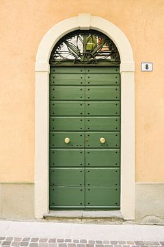 Groene deur in Iseo | Italië | Geel | Kleurrijke reisfotografie van Mirjam Broekhof