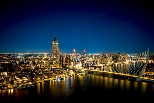 Vue nocturne du centre-ville de Rotterdam 