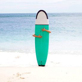 Surfeur sur une plage blanche sur Vivian Raaijmaakers