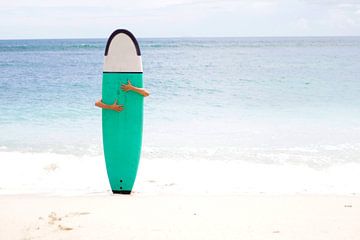 Surfeur sur une plage blanche sur Vivian Raaijmaakers
