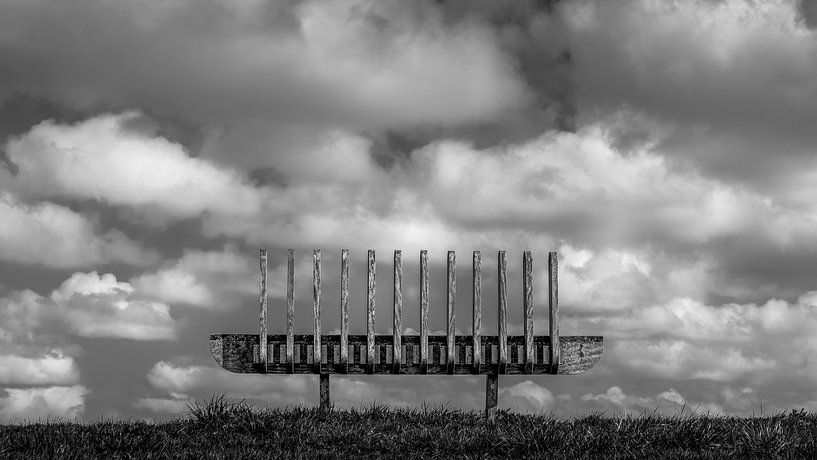 Bank in den Wolken mit Grasstreifen / Schönste Aussicht von R Smallenbroek