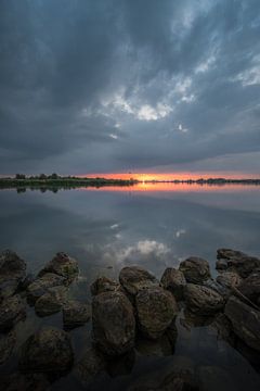 Zonsondergang bij rivier de Lek van Moetwil en van Dijk - Fotografie