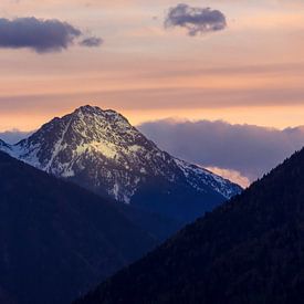Le sommet de la montagne au coucher du soleil sur Jens Sessler