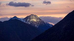 Der Berggipfel im Sonnenuntergang von Jens Sessler