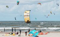 Kitesurfers in de Noordzee bij Velsen-Noord van Keesnan Dogger Fotografie thumbnail