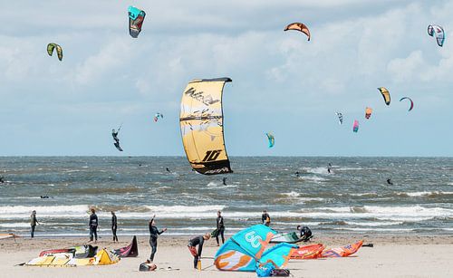 Kitesurfers in de Noordzee bij Velsen-Noord