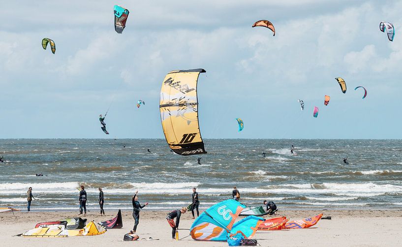 Kitesurfers in de Noordzee bij Velsen-Noord van Keesnan Dogger Fotografie