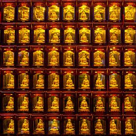 Plusieurs petits bouddhas dans un temple à Pékin sur Jan Fritz