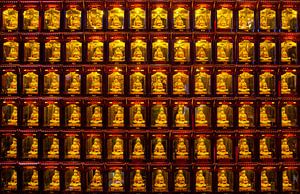 Plusieurs petits bouddhas dans un temple à Pékin