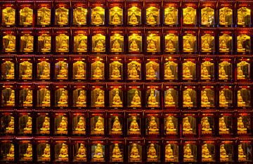 Many small Buddhas in Taoïst temple in Beijing van Jan Fritz