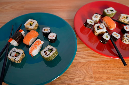 Sushi op een bord met eetstokjes