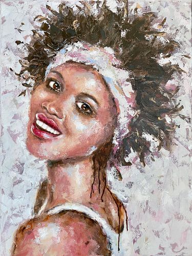 Portret van vrolijke vrouw met bandana