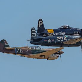 Formatie van 3 warbirds tijdens airshow. van Jaap van den Berg