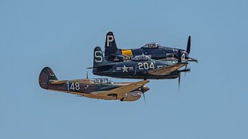 Formatie van 3 warbirds tijdens airshow. van Jaap van den Berg