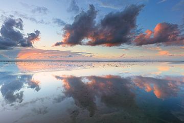 Reflexionen auf dem Wattenmeer von Bas Meelker