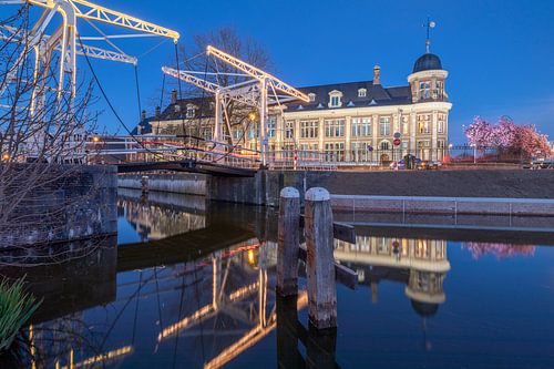 Stadsgezicht Muntgebouw en Abel Tasmanbrug Utrecht in de avond.