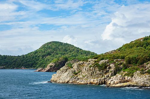 Blick auf den Lyngdalsfjord in Norwegen
