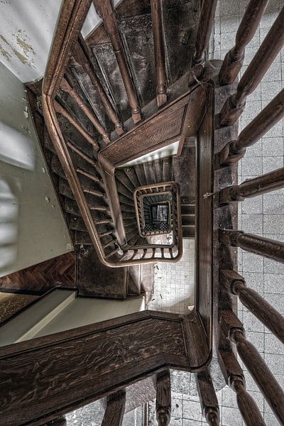 Een mooie verlaten traphal van Steven Dijkshoorn