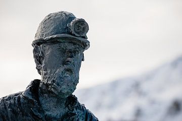 The Miner - Standbeeld mijnwerker in Lonyearbyen van Martijn Smeets