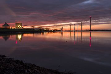 Zonsondergang haven Delfzijl van Jan Georg Meijer