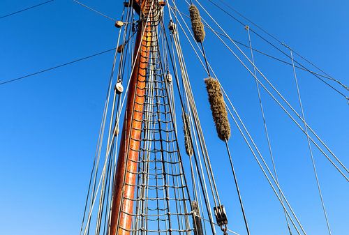 Mâts et gréements de voiliers dans le port de Kiel