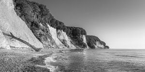 Kreidefelsen auf Rügen an der Ostsee. Schwarzweiss Bild. von Manfred Voss, Schwarz-weiss Fotografie