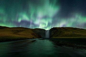 Nordlicht über dem Wasserfall Skogafoss von Sven Broeckx