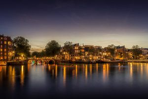 Wunderschöne Abendscene am Fluss Amstel zur blauen Stunde