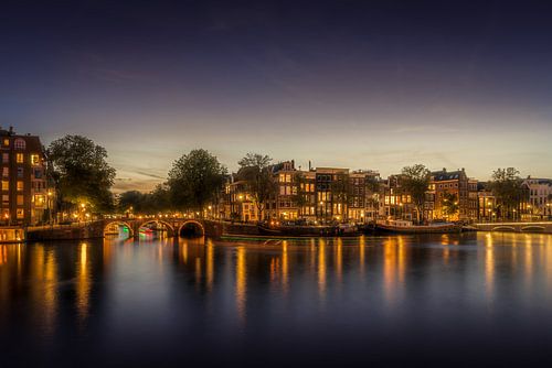 Maisons d'Amsterdam au bord de l'Amstel à l'heure bleue