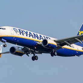 Landende Ryanair Boeing 737-800 passagiersvliegtuig. van Jaap van den Berg