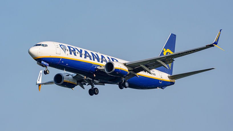 Landing Ryanair Boeing 737-800 passenger jet. by Jaap van den Berg
