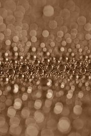 Subtle Sparkle – Atmospheric bronze-coloured bokeh with water droplets by Marjolijn van den Berg