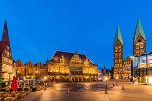 Place du marché de Brême avec l'hôtel de ville le soir sur Werner Dieterich