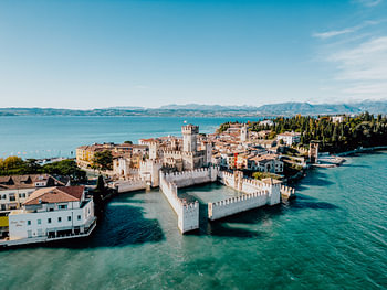 Het fort van Sirmione aan het Gardameer