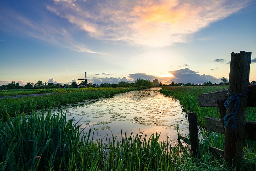 Polderlandschap Sloot met Ochtendrood van Coen Weesjes