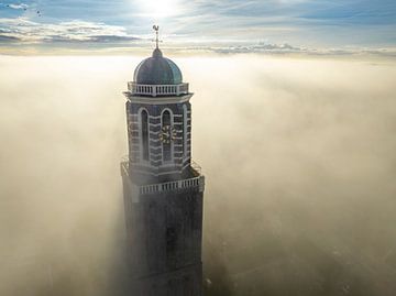Le clocher de l'église Peperbus à Zwolle au-dessus de la brume