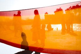 Schatten von Mutter und Kind auf einem trocknenden Sari in Haridwar, Indien. von Wout Kok