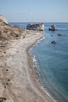 Rots van Aphrodite op Cyprus met kuststrook en zee