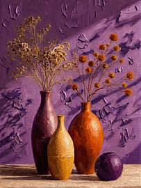 Ölgemälde von Vasen vor einem strukturierten violetten Hintergrund. von STUDIO ARTSY