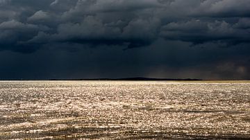 Zwarte lucht en zonneschijn by Roel Ovinge