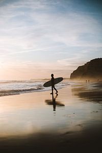 Surfeur au coucher du soleil sur Roy Mosterd