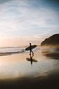Surfer bei Sonnenuntergang von Roy Mosterd Miniaturansicht
