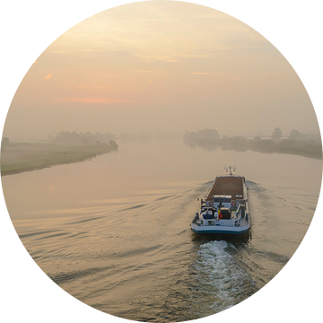 Binnenvaartschip op de rivier de IJssel tijdens zonsopkomst van Sjoerd van der Wal Fotografie