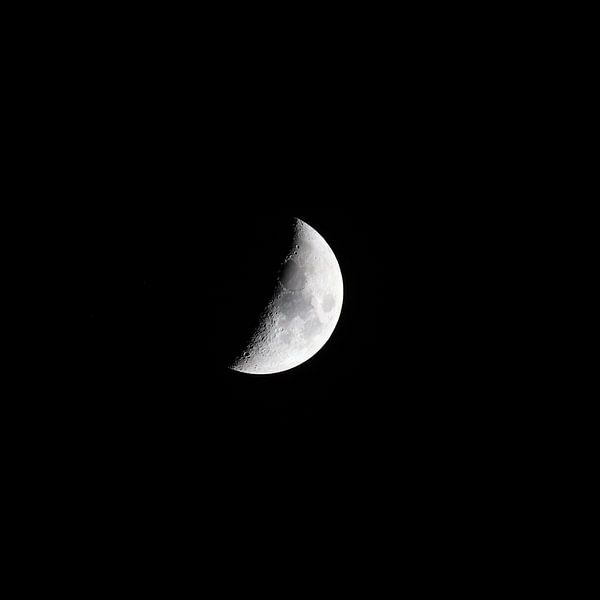 Crescent moon by G. van Dijk